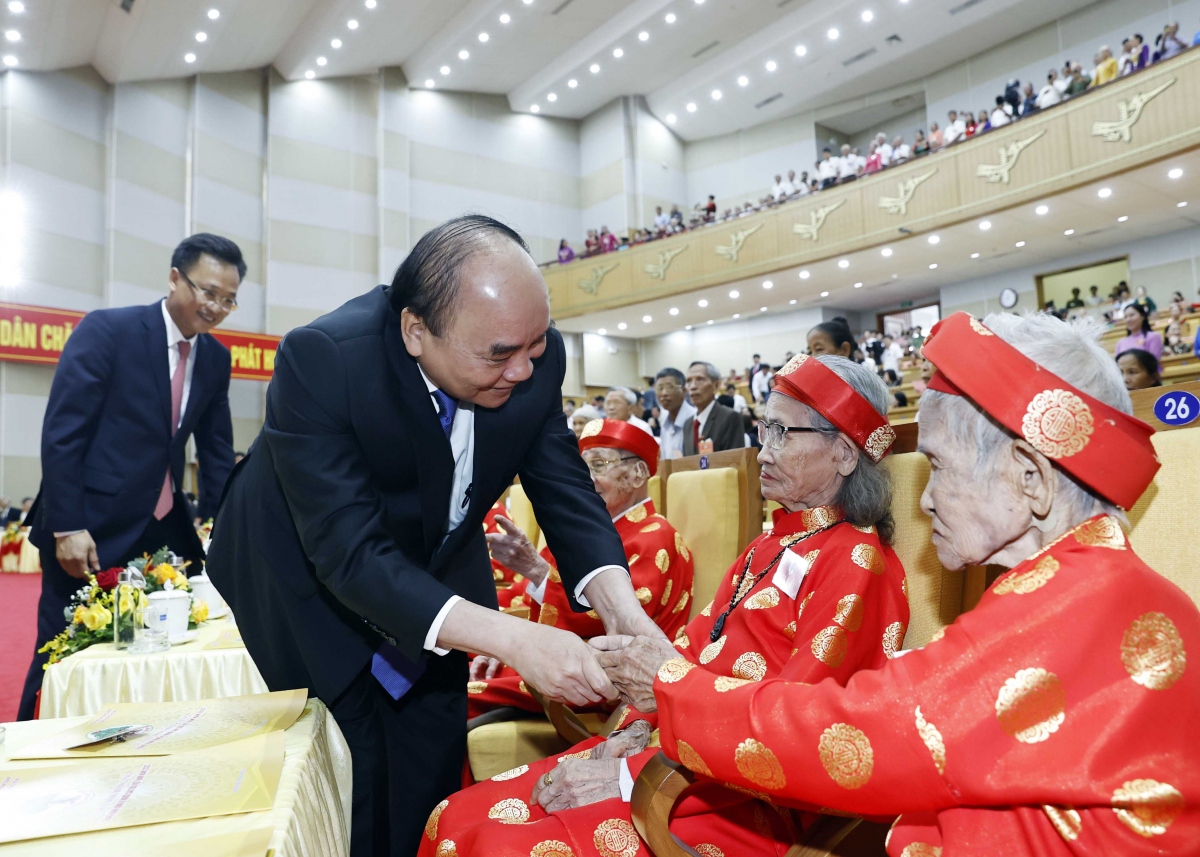Chủ tịch nước Nguyễn Xuân Phúc ân cần thăm hỏi các cụ cao tuổi tham dự buổi Lễ.