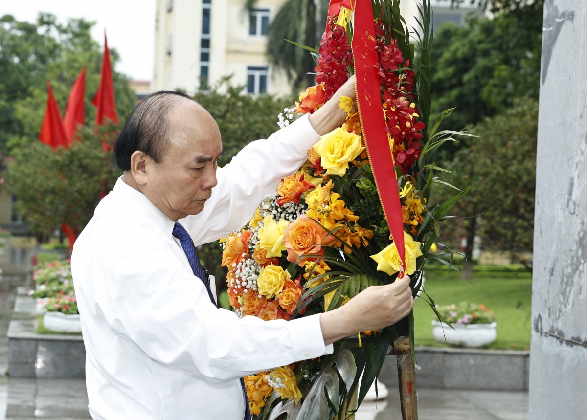 Chủ tịch nước Nguyễn Xuân Phúc và đoàn công tác dâng hoa tưởng nhớ Tổng Bí thư Nguyễn Văn Linh.