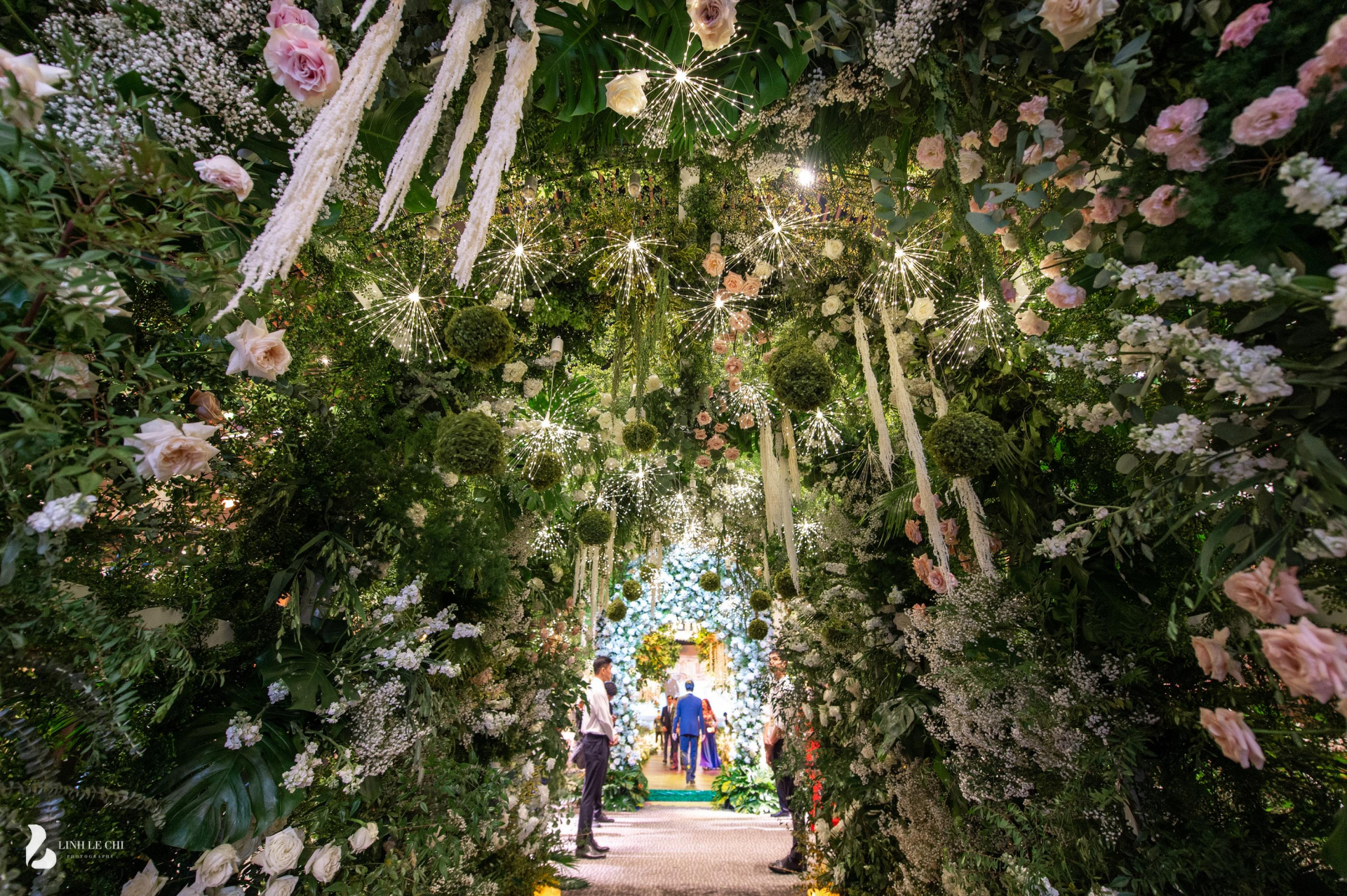 Không gian lễ cưới của Hoa hậu Đỗ Mỹ Linh được thiết kế đặc biệt với hình ảnh cầu vọng cảnh hoành tráng mang ý nghĩa tình yêu trường tồn vĩnh cửu, đây cũng là phông nền chính chụp ảnh đón khách của cặp đôi.