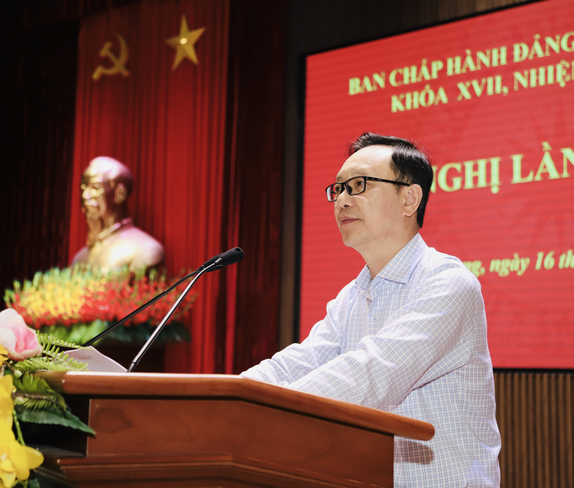 Phó Bí thư Thường trực Tỉnh ủy, Chủ tịch HĐND tỉnh Thào Hồng Sơn báo cáo công tác xây dựng Đảng 9 tháng