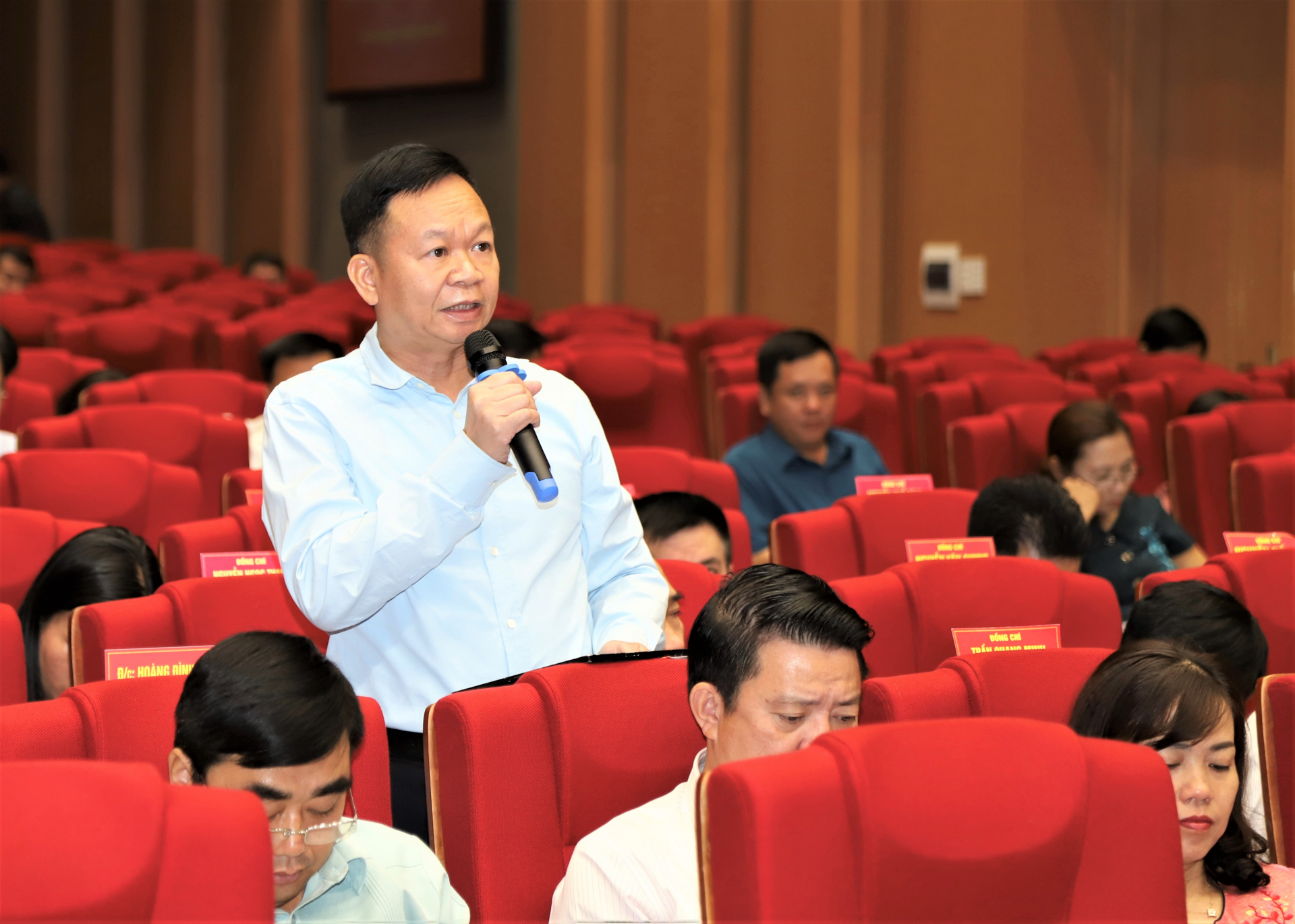 Giám đốc Sở Tài chính Nguyễn Ngọc Thanh thảo luận giải pháp đảm bảo thu ngân sách