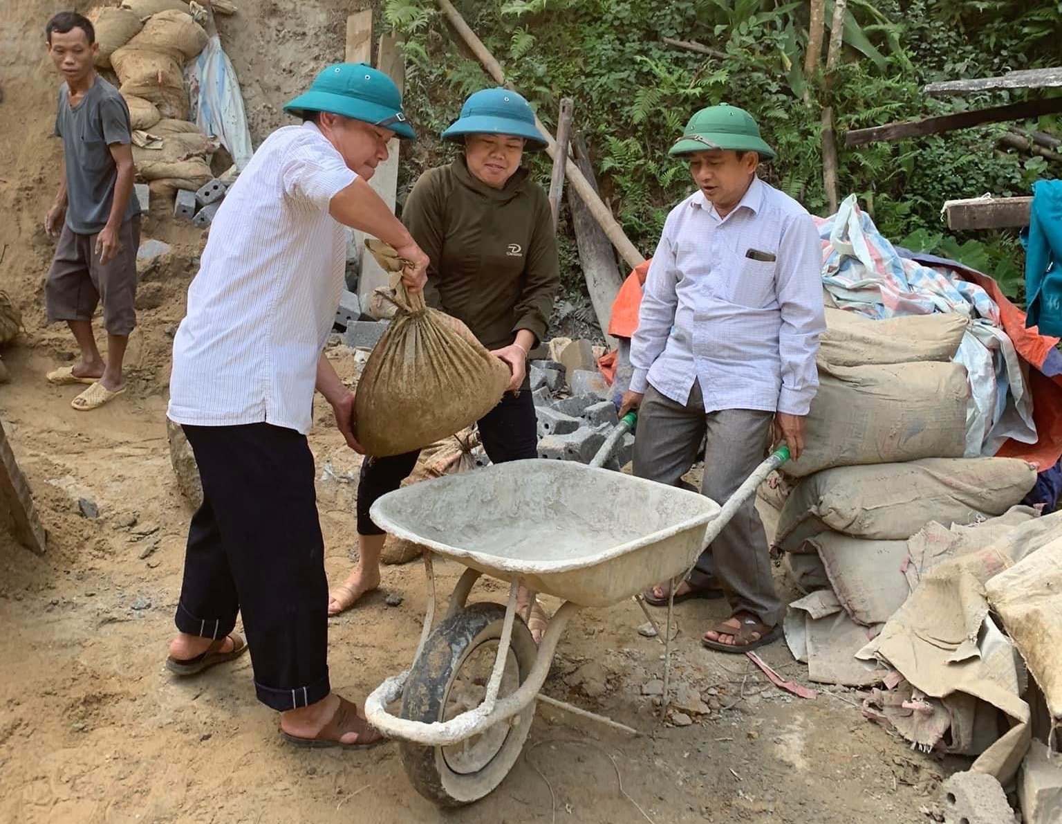 Cán bộ MTTQ và các hội, đoàn thể xã Yên Phong (Bắc Mê) vận chuyển vật liệu, giúp người nghèo xóa nhà tạm.