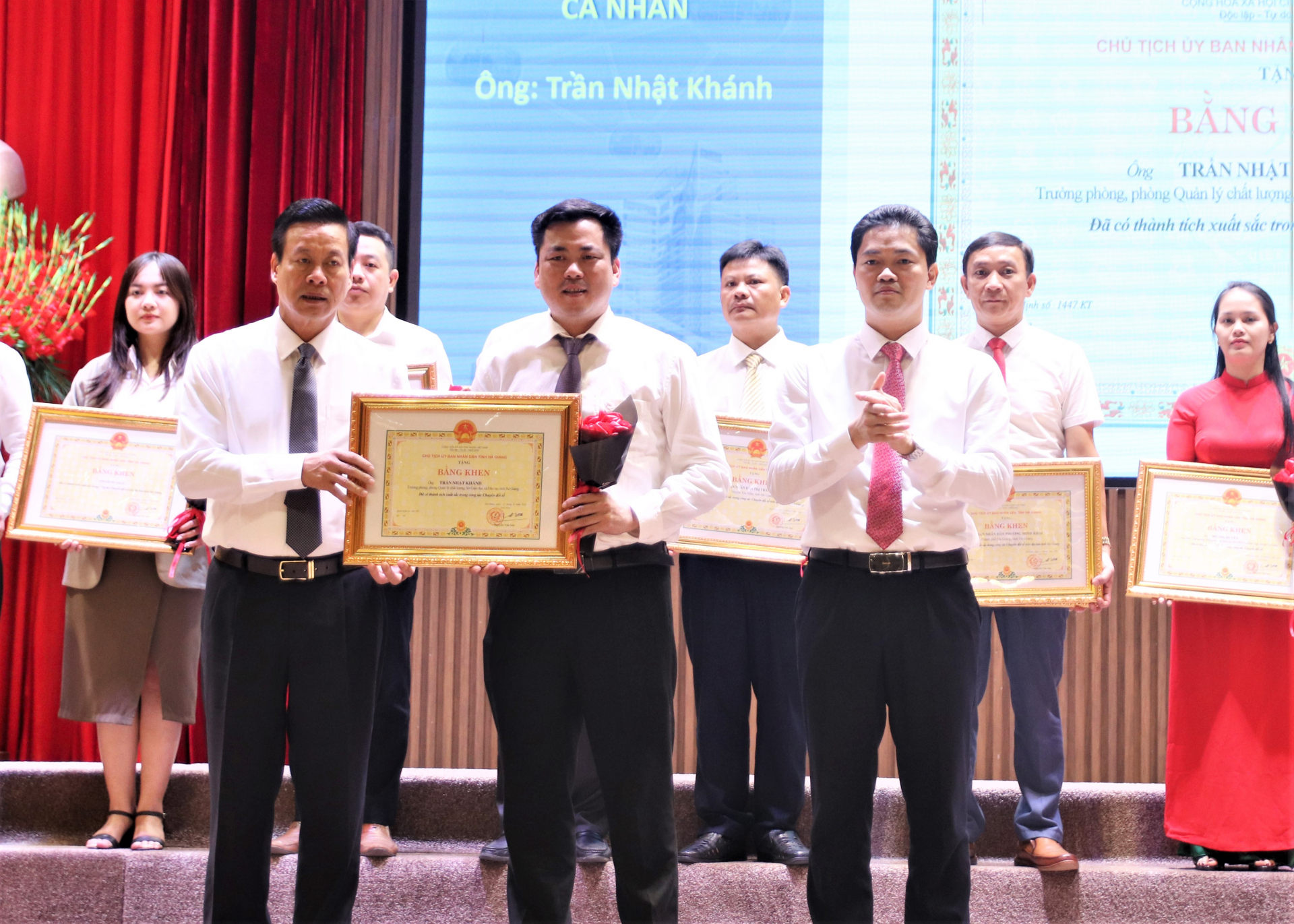Chủ tịch UBND tỉnh Nguyễn Văn Sơn và Trưởng ban Tuyên giáo Tỉnh ủy Vũ Mạnh Hà tặng Bằng khen cho các cá nhân có thành tích xuất sắc trong công tác chuyển đổi số.