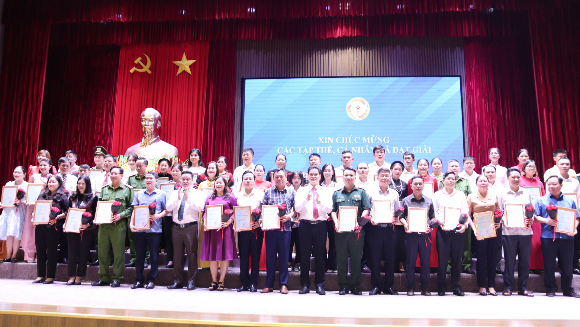 Ban Tổ chức Cuộc thi tìm hiểu về CĐS trao 44 giải thưởng cho các tập thể, cá nhân có thành tích tham gia cuộc thi.
