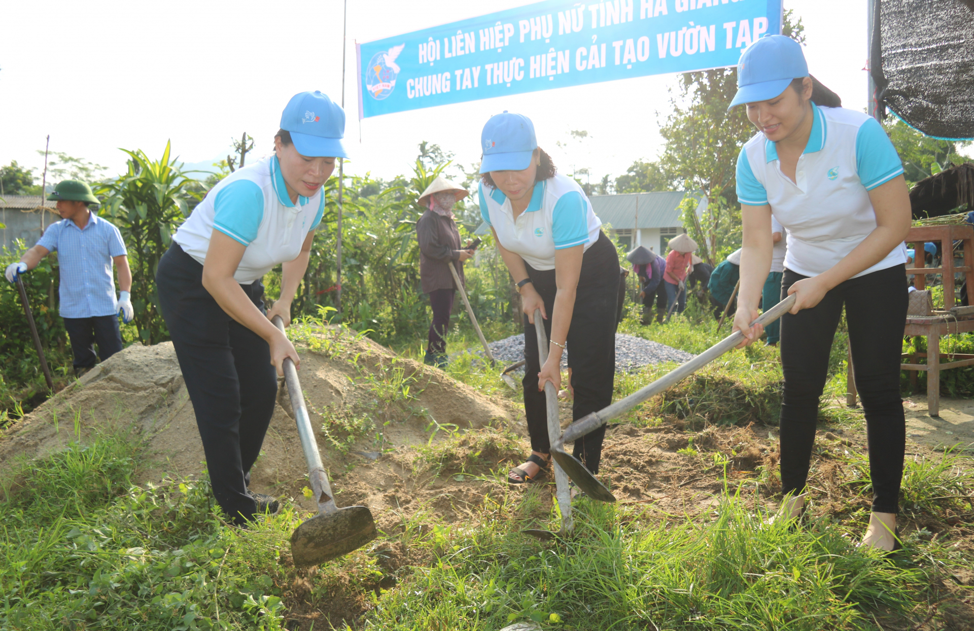 Hội Liên hiệp phụ nữ tỉnh giúp gia đình chị Hoàng Thị Van, thôn Lủ Hạ, xã Tân Bắc (Quang Bình) cải tạo vườn tạp.