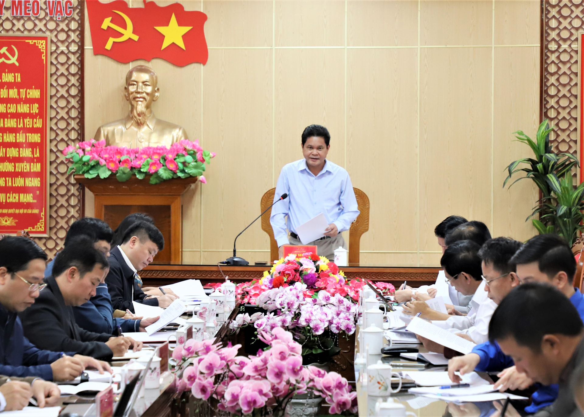 Đồng chí Vàng Seo Cón, Chủ tịch Ủy ban MTTQ tỉnh kết luận tại buổi làm việc.