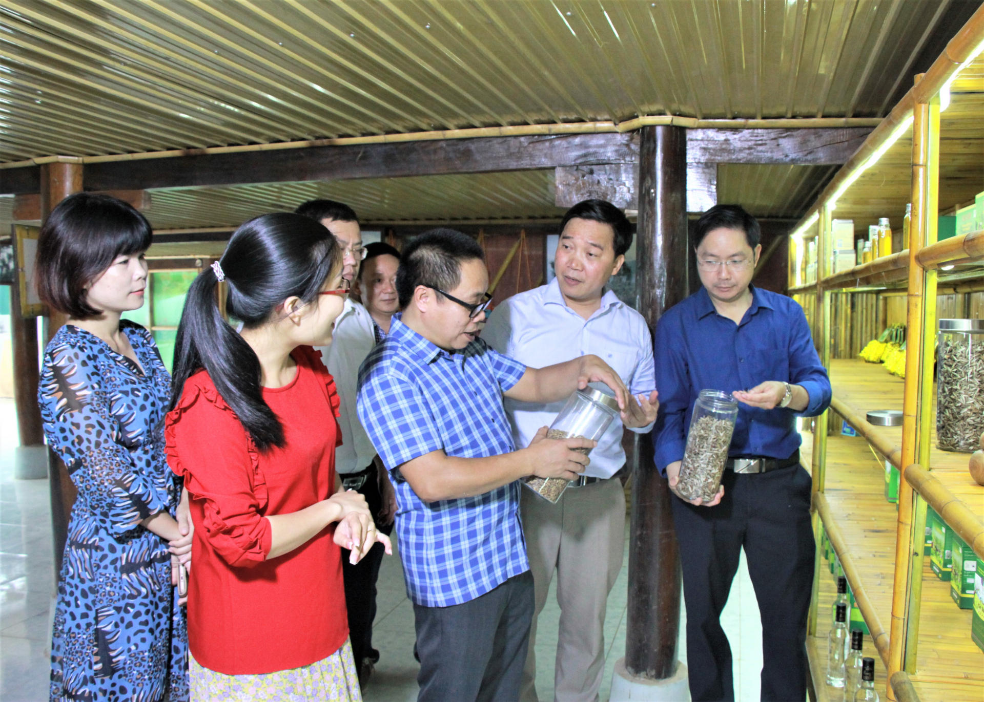 Lãnh đạo các sở, ngành, Tổ chức CARE Quốc tế tại Việt Nam và huyện Quang Bình thăm, kiểm tra các hoạt động hỗ trợ của dự án tại Nhà máy chè Quang Bình.