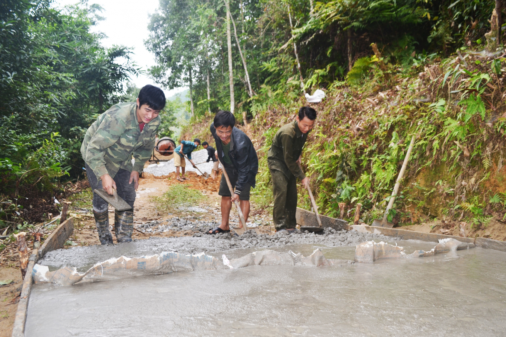 Người dân thôn Nà Báu, xã Ngọc Đường (thành phố Hà Giang) chung sức làm đường bê tông nông thôn.