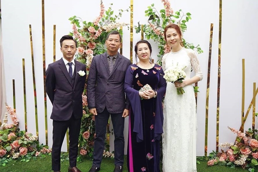 Đàm Thu Trang bên cạnh bố mẹ chồng.