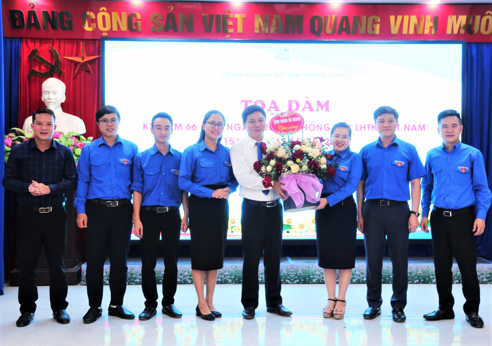Ban Thường vụ Tỉnh đoàn Hà Giang tặng hoa chúc mừng Hội LHTN Việt Nam tỉnh Hà Giang.