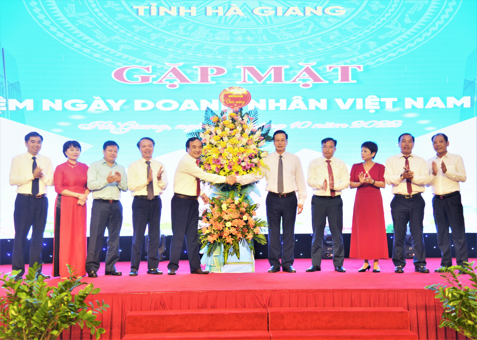 Chủ tịch UBND tỉnh Nguyễn Văn Sơn tặng lẵng hoa chúc mừng Hiệp hội Doanh nghiệp tỉnh.