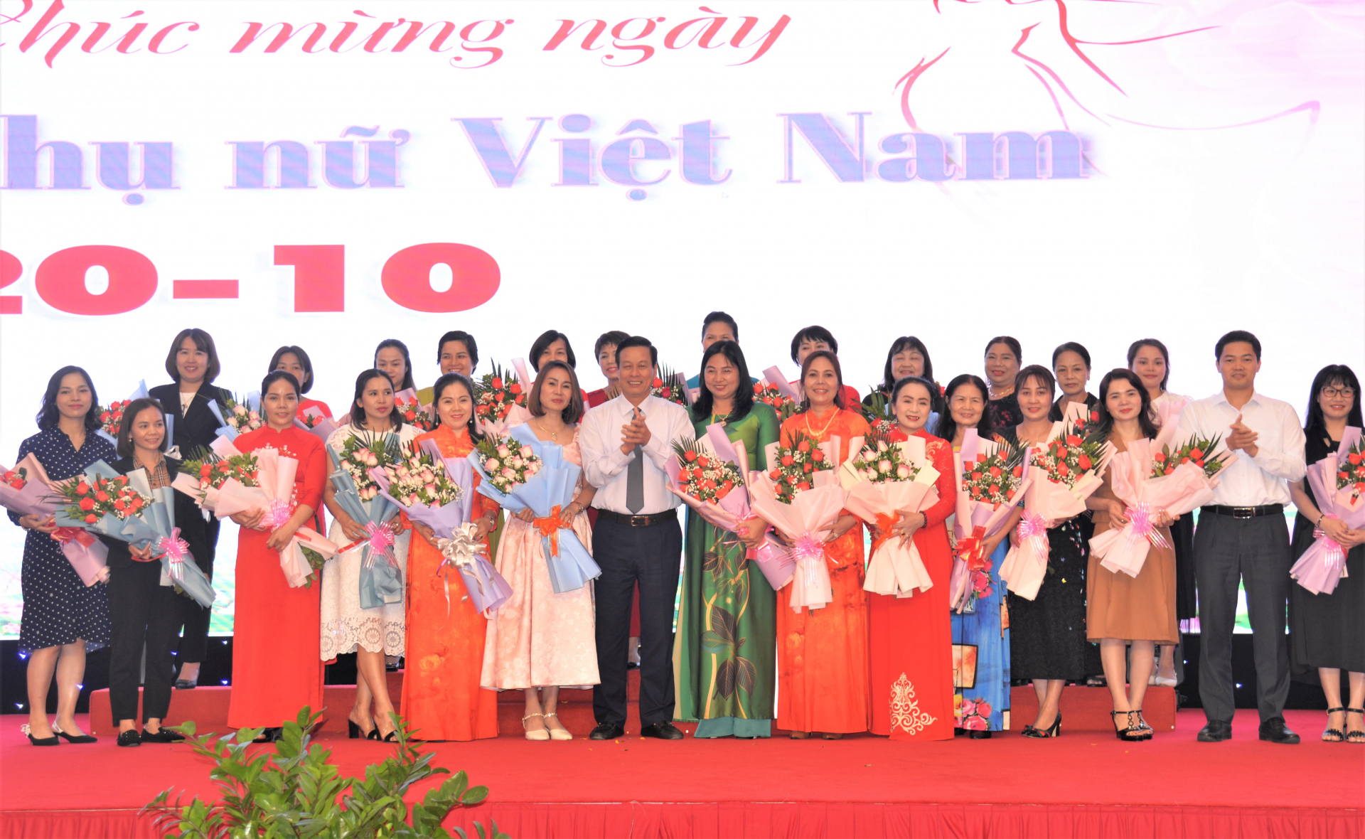 Chủ tịch UBND tỉnh Nguyễn Văn Sơn, Trưởng ban Tuyên giáo Tỉnh ủy Vũ Mạnh Hà tặng hoa cho các doanh nhân nữ nhân ngày 20.10.