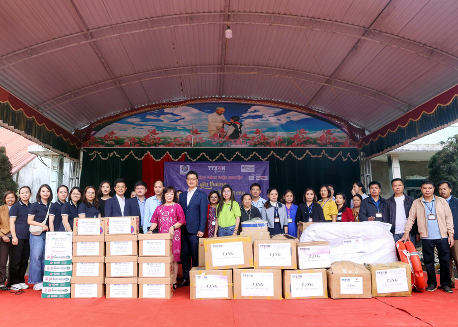 Công đoàn TTXVN và Cơ quan Thường trú TTXVN tại Hà Giang phối hợp với các nhà hảo tâm tặng quà cho trường THCS Tam Sơn (huyện Quản Bạ).