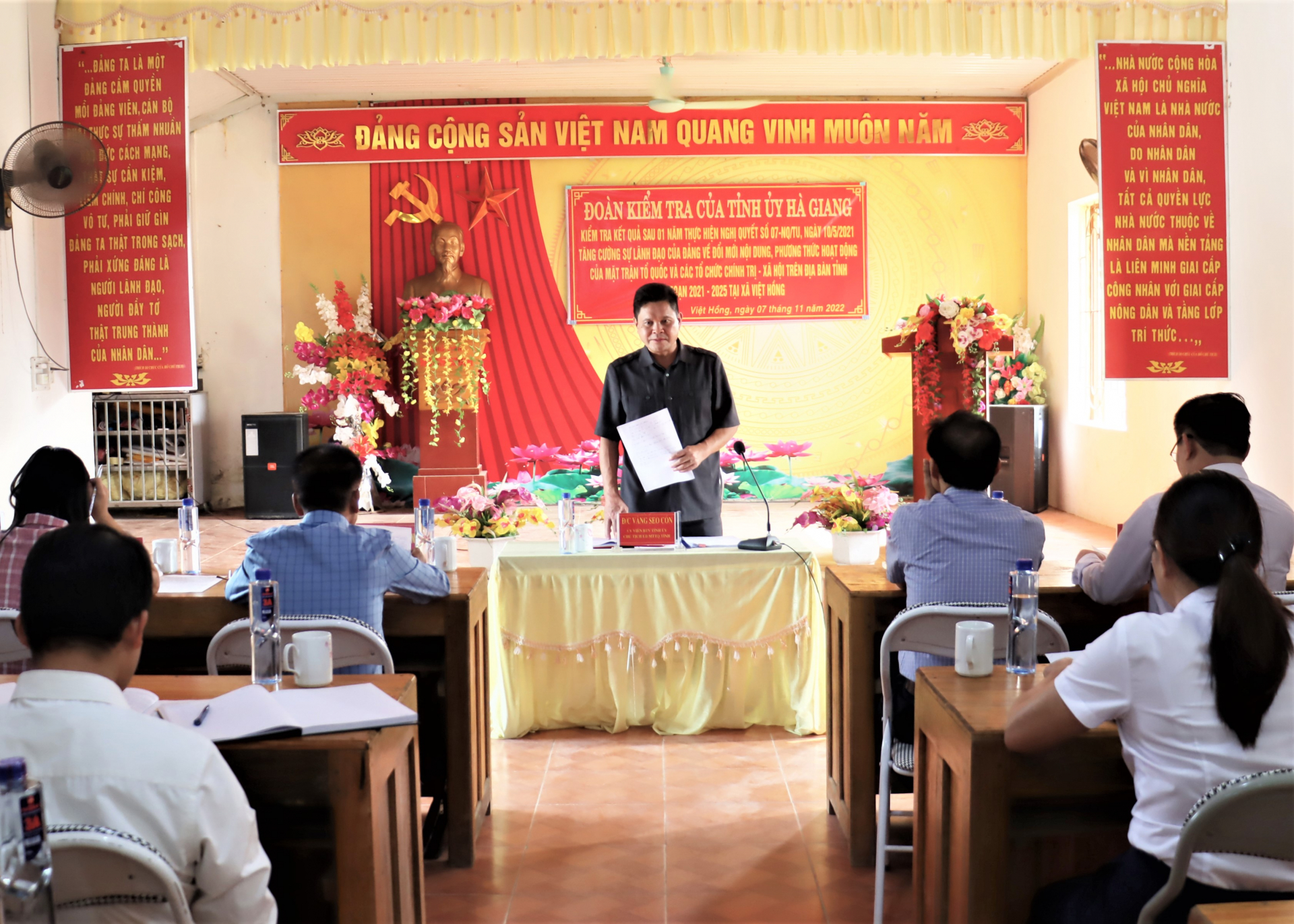 Chủ tịch Ủy ban MTTQ tỉnh Vàng Seo Cón kết luận buổi làm việc với Đảng ủy xã Việt Hồng.