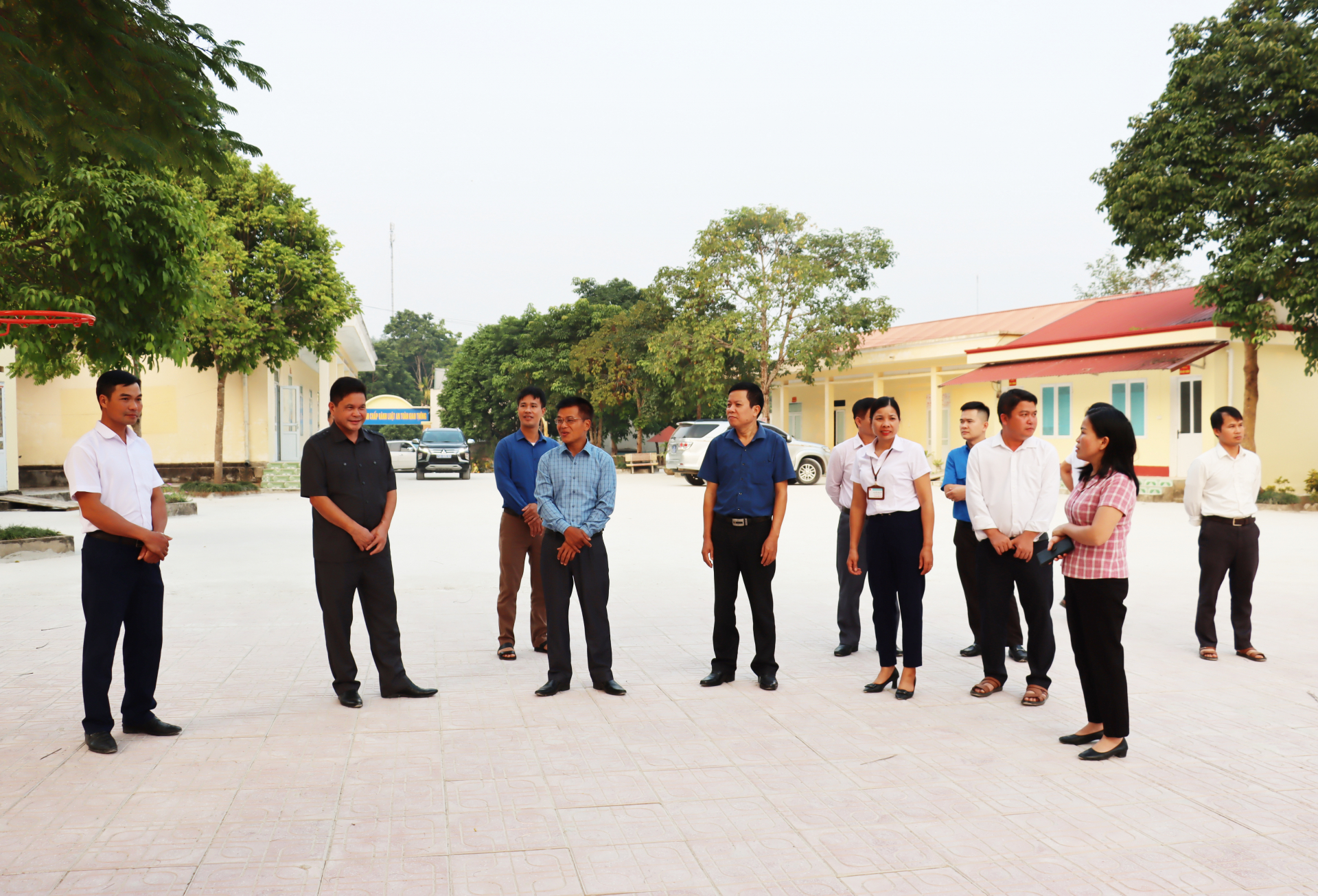 Đồng chí Vàng Seo Cón kiểm tra cơ sở vật chất tại Trường Tiểu học và THCS xã Việt Hồng.
