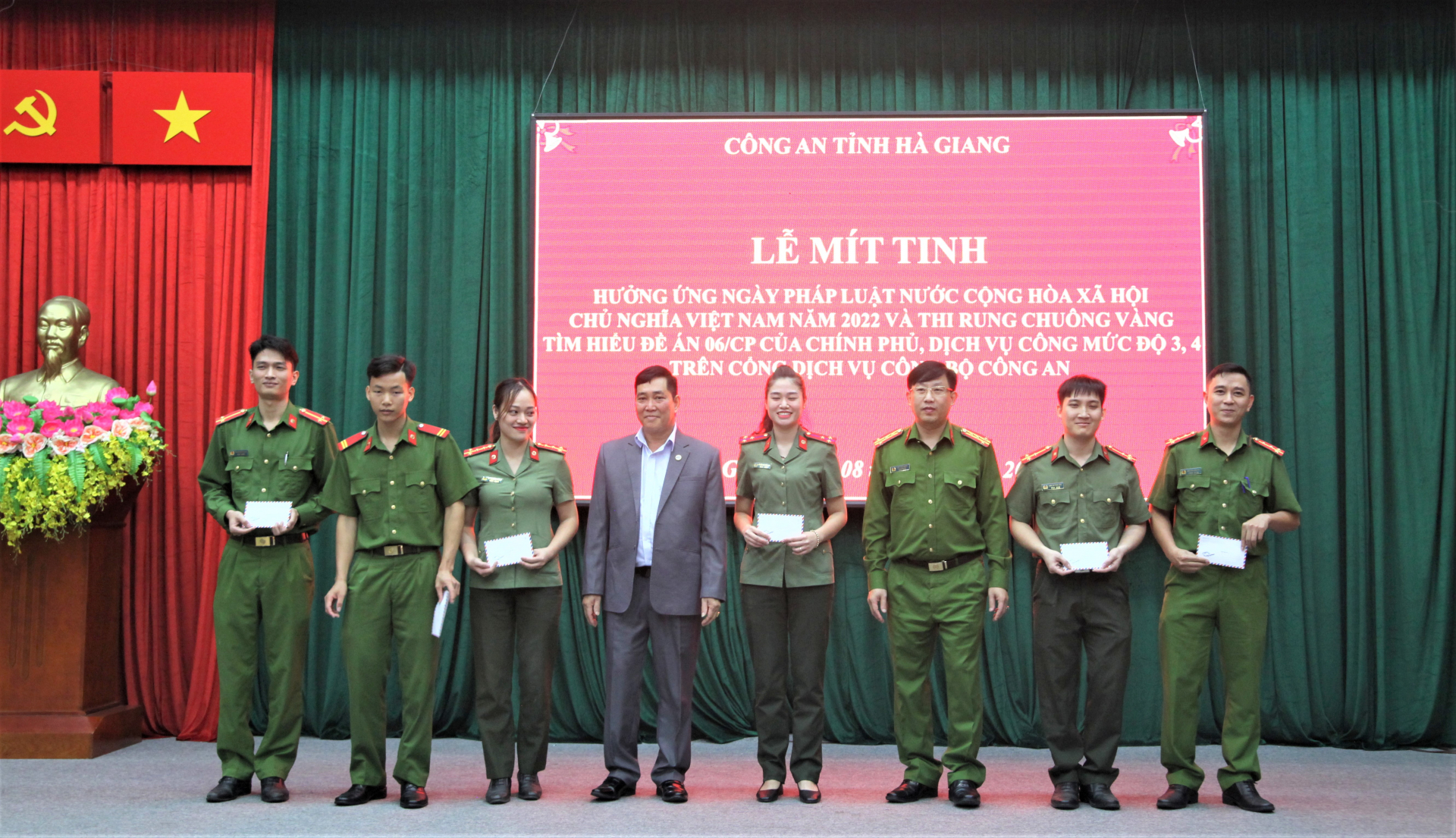 Lãnh đạo Công an tỉnh, Sở Tư pháp trao thưởng cho các thí sinh đoạt giải cuộc thi Rung chuông vàng.