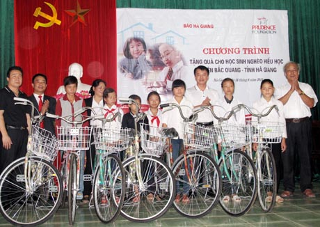 Công ty Prudential – Báo Hà Giang trao xe đạp cho học sinh nghèo hiếu học tại huyện Bắc Quang