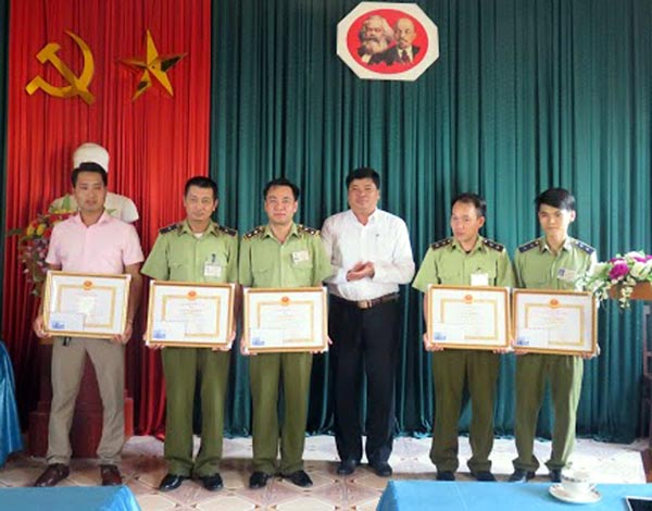 Huyện Vị Xuyên: Khen thưởng đột xuất Đội QLTT số 2 trong công tác phòng, chống buôn bán và vận chuyển lâm sản trái phép