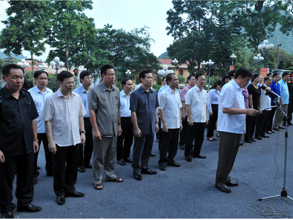 Đoàn đại biểu lãnh đạo tỉnh Tuyên Quang và Hà Giang dâng hương trước Tượng đài Bác Hồ