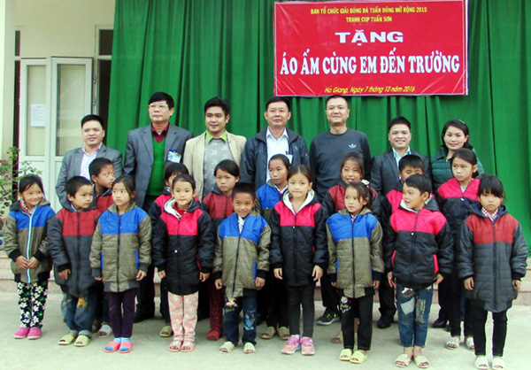 Ban tổ chức Giải bóng đá Tuấn Dũng trao quà "áo ấm cùng em đến trường" tại Vị Xuyên