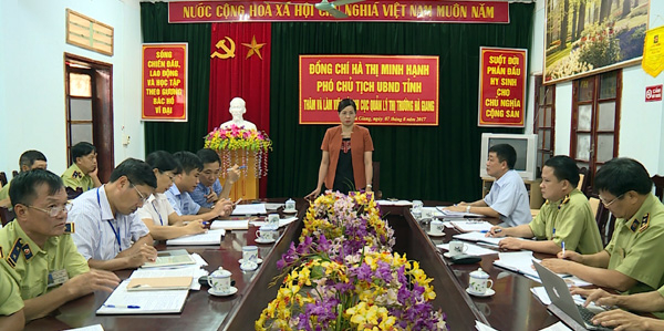 Phó Chủ tịch UBND tỉnh Hà Thị Minh Hạnh làm việc với Chi cục Quản lý thị trường
