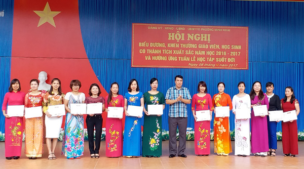 Phường Minh Khai biểu dương, khen thưởng giáo viên, học sinh có thành tích xuất sắc và hưởng ứng "Tuần lễ học tập suốt đời"