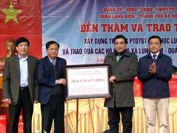 Quận ủy Long Biên ( Hà Nội) tặng quà trị giá hơn 6,5 tỷ đồng cho xã Lùng Tám (Quản Bạ)
