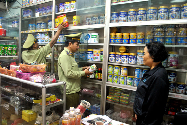 Lực lượng Quản lý thị trường các huyện Đồng Văn, Mèo Vạc tăng cường kiểm soát hàng hóa