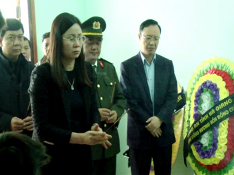 Phó Bí thư Thường trực Tỉnh ủy Thào Hồng Sơn động viên gia đình chiến sỹ Công an huyện Yên Minh hy sinh khi đang làm nhiệm vụ