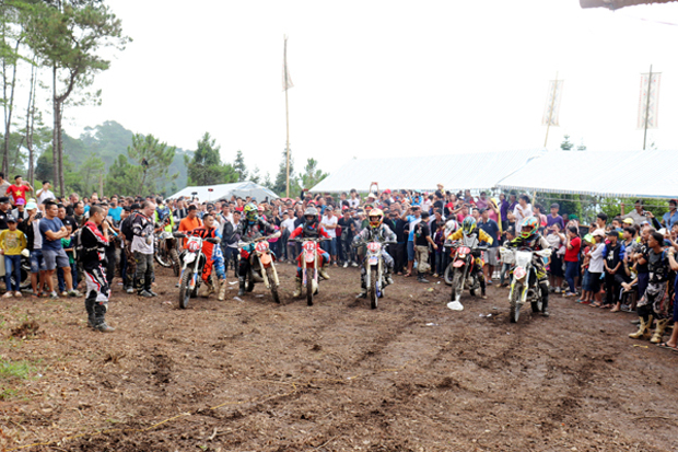 Huyện Yên Minh đón trên 5.000 du khách đến với Giải đua xe mô tô, ô tô địa hình