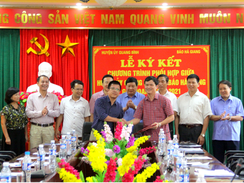 Ký kết Chương trình phối hợp giữa Báo Hà Giang và Huyện ủy Quang Bình