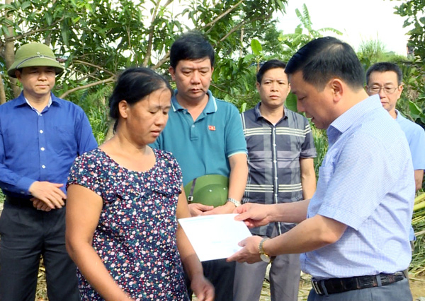 Phó Chủ tịch Thường trực UBND tỉnh Nguyễn Minh Tiến kiểm tra công tác khắc phục mưa lũ tại Yên Minh