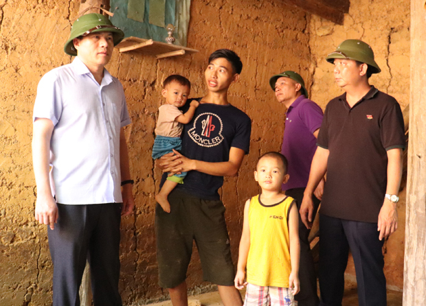 Trưởng ban Nội chính Tỉnh ủy Sùng Minh Sính thăm, động viên các gia đình, cơ quan bị thiệt hại do mưa lũ ở Yên Minh