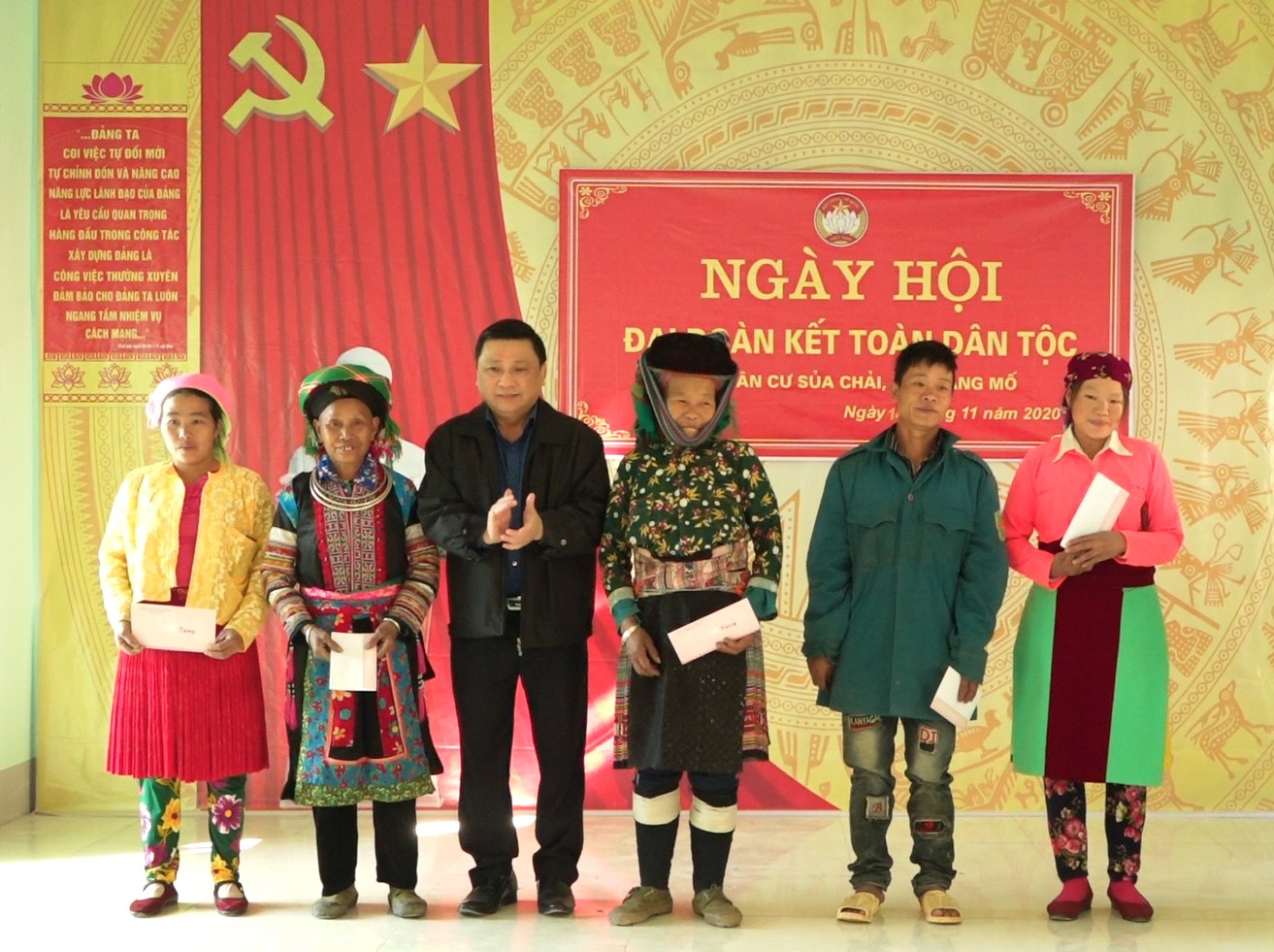 Trưởng ban Tổ chức - Nội vụ tỉnh Nguyễn Minh Tiến dự Ngày hội đại đoàn kết tại xã Thắng Mố