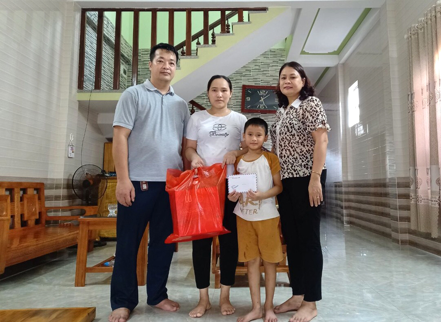 Lãnh đạo Bệnh viện Đa khoa huyện Vị Xuyên thăm hỏi, động viên gia đình kỹ thuật viên Nguyễn Tiến Tuân.