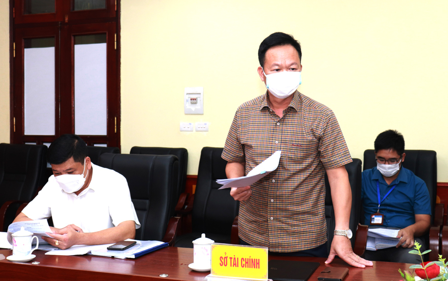 Giám đốc Sở Tài chính Nguyễn Ngọc Thanh báo cáo tiến độ triển khai bán đấu giá các cơ sở nhà, đất trên địa bàn tỉnh