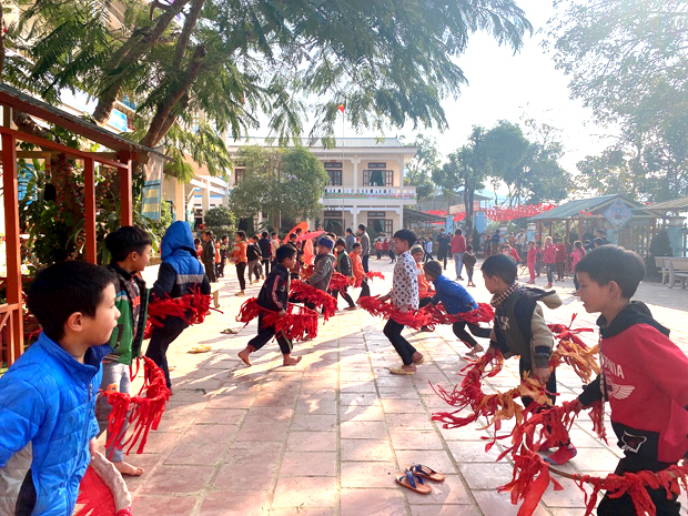 Học sinh Trường PTDTBT Tiểu học và THCS xã Bản Ngò (Xín Mần) học những điệu múa truyền thống. 				Ảnh: TƯ LIỆU