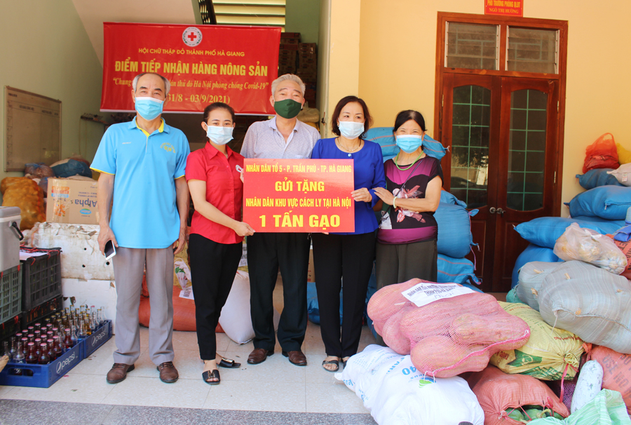 Nhân dân tổ 5, phường Trần Phú ủng hộ 1 tấn gạo cho Hội Chữ thập đỏ thành phố Hà Giang để gửi đồng bào Thủ đô