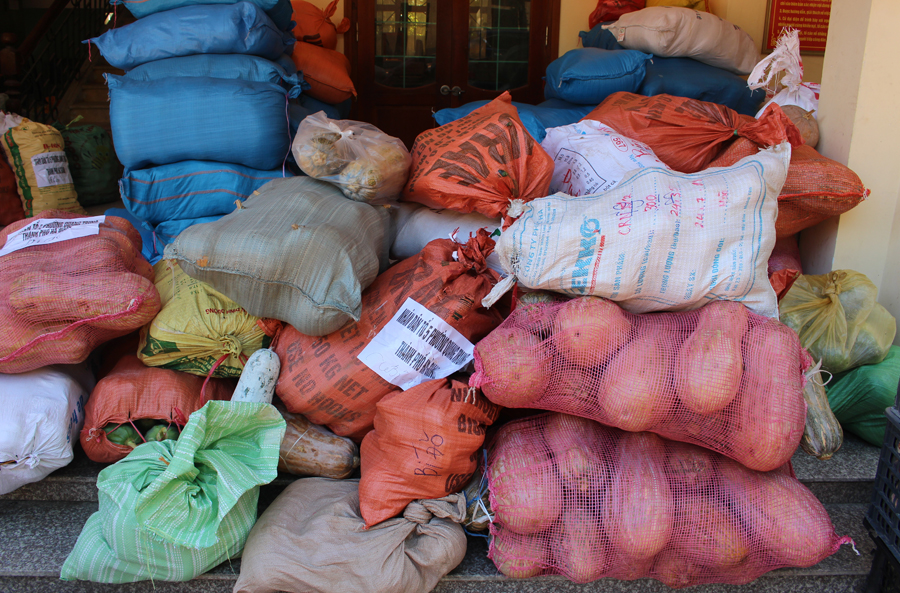 Gần 20 tấn rau, củ, quả và lương thực được người dân thành phố Hà Giang ủng hộ chờ phân loại và bốc lên xe để vận chuyển về Hà Nội