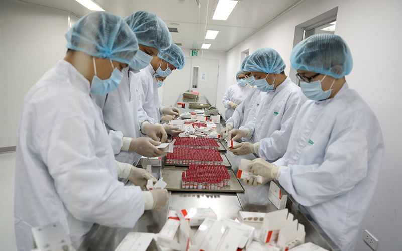 Gia công, đóng ống vắc-xin Sputnik V của Nga tại Công ty Vabiotech (Việt Nam).