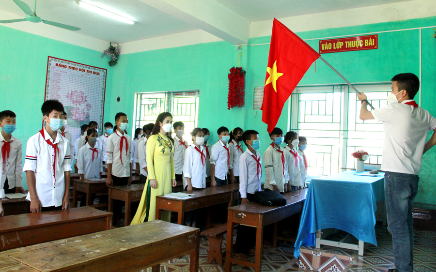 Cô và trò học sinh lớp 9, Trường PTDT bán trú THCS Thanh Thủy (Vị Xuyên) hát Quốc ca trong lễ khai giảng năm học mới