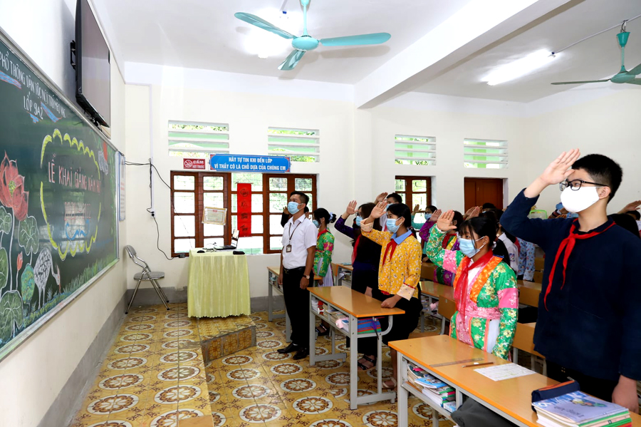 Buổi khai giảng trong lớp học tại Trường PTDT Nội trú huyện Mèo Vạc.