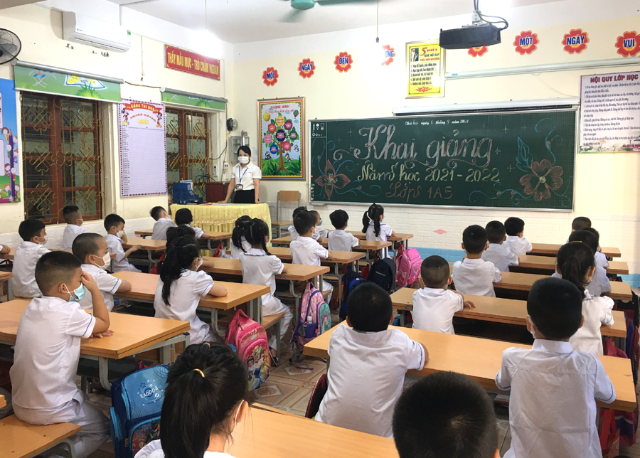 Tại trường Tiểu học Trần Phú, TP. Hà Giang, dù khai giảng trong không gian lớp, nhưng sự trang trí của các lớp khá chu đáo, nghiêm tuc.