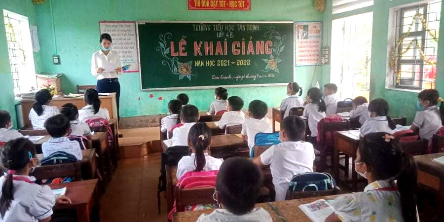 Cô giáo lớp 4B, Trường Tiểu học Tân Trịnh, huyện Quang Bình đọc Thư của Chủ tịch nước gửi các thầy cô giáo và học sinh nhân ngày khai trường.