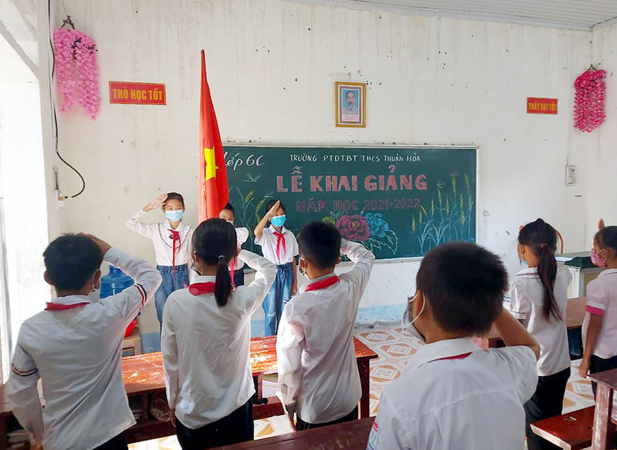 Học sinh Trường PTDT bán trú THCS Thuận Hòa làm Lễ chào cờ trong ngày khai giảng. Ảnh FB của trường