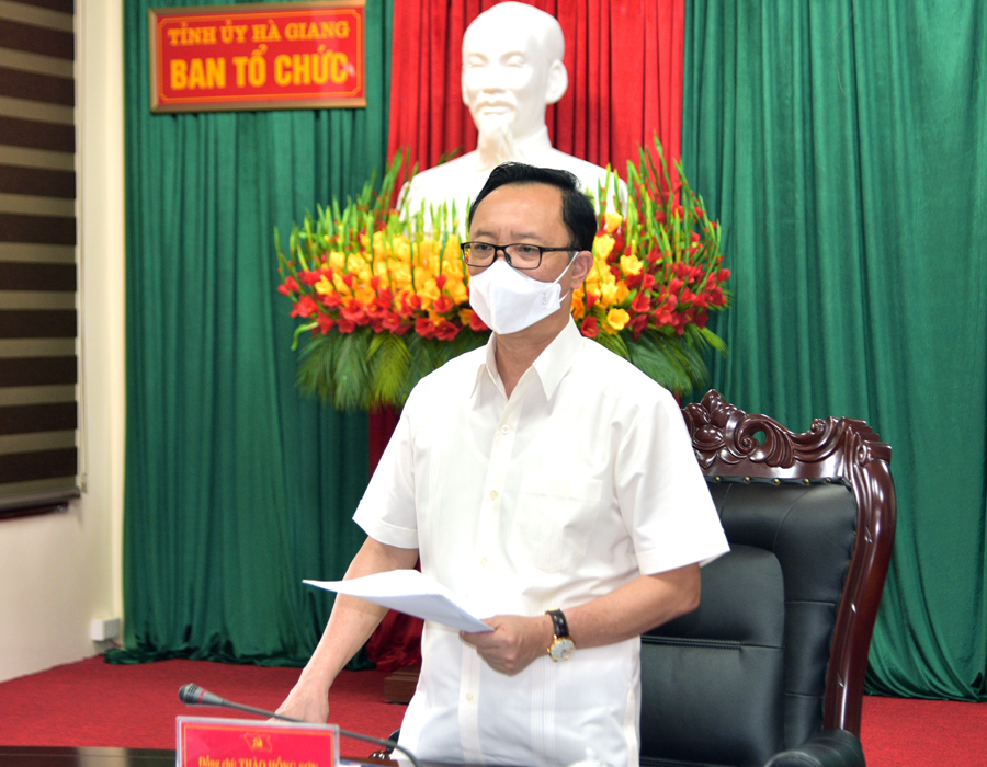 Đồng chí Thào Hồng Sơn, Phó Bí thư Thường trực Tỉnh ủy, Chủ tịch HĐND tỉnh, Chủ tịch Hội đồng thi phát biểu tại cuộc họp.
