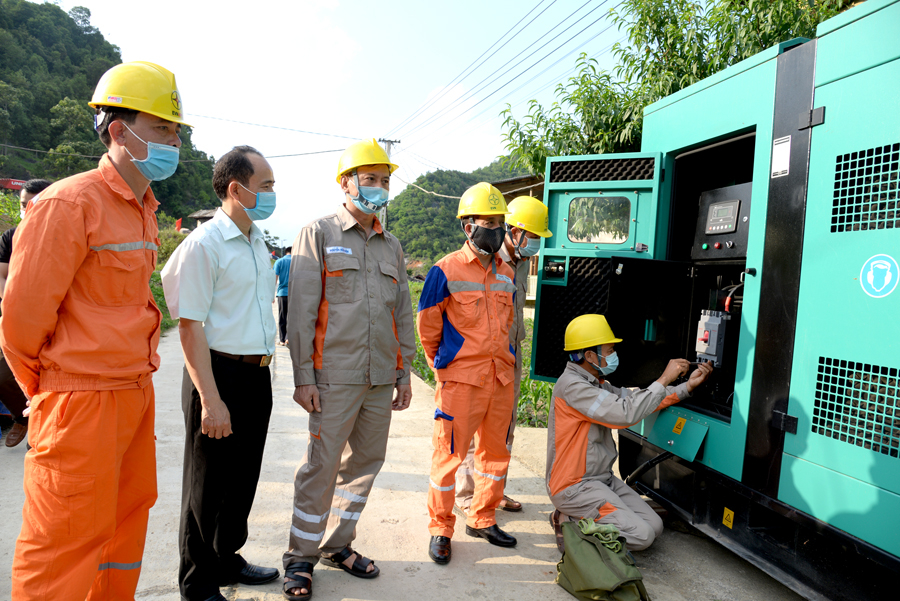 Kiểm tra máy phát điện dự phòng phục vụ Bầu cử tại Đồng Văn.