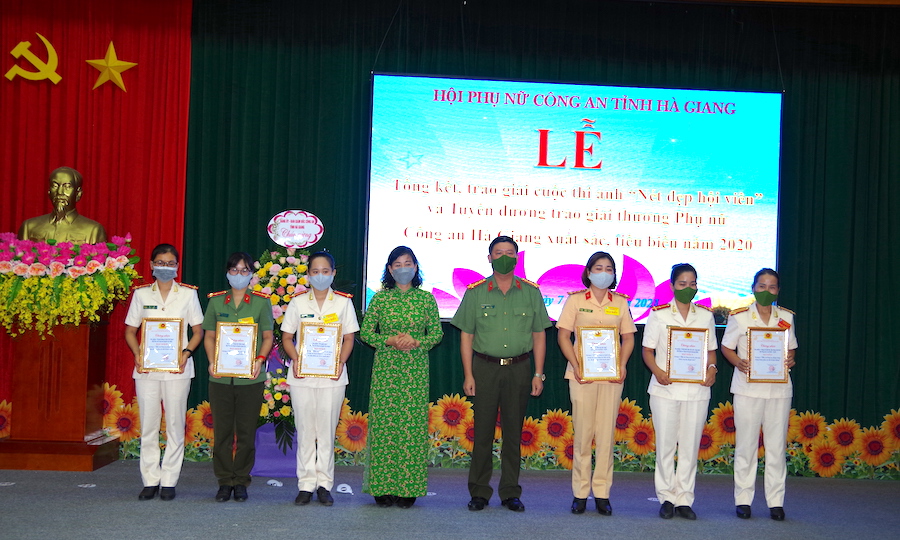 Lãnh đạo Công an tỉnh và Hội Liên hiệp Phụ nữ tỉnh trao giải cho các giả đoạt giải cuộc thi ảnh.