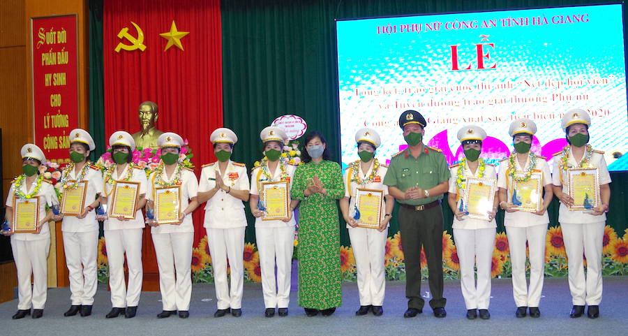 Lãnh đạo Công an tỉnh và Hội Liên hiệp Phụ nữ tỉnh trao Giấy chứng nhận cho 10 hội viên xuất sắc, tiêu biểu.