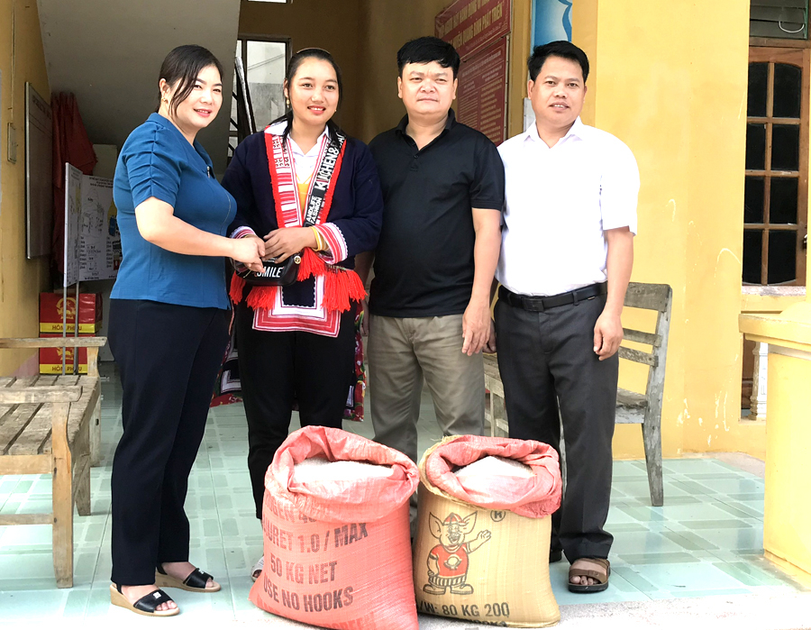 Phòng Lao động - TBXH huyện Quang Bình trao gạo hỗ trợ cho chị Phàn Phụ Hin, thôn Nậm Cài, xã Tiên Nguyên